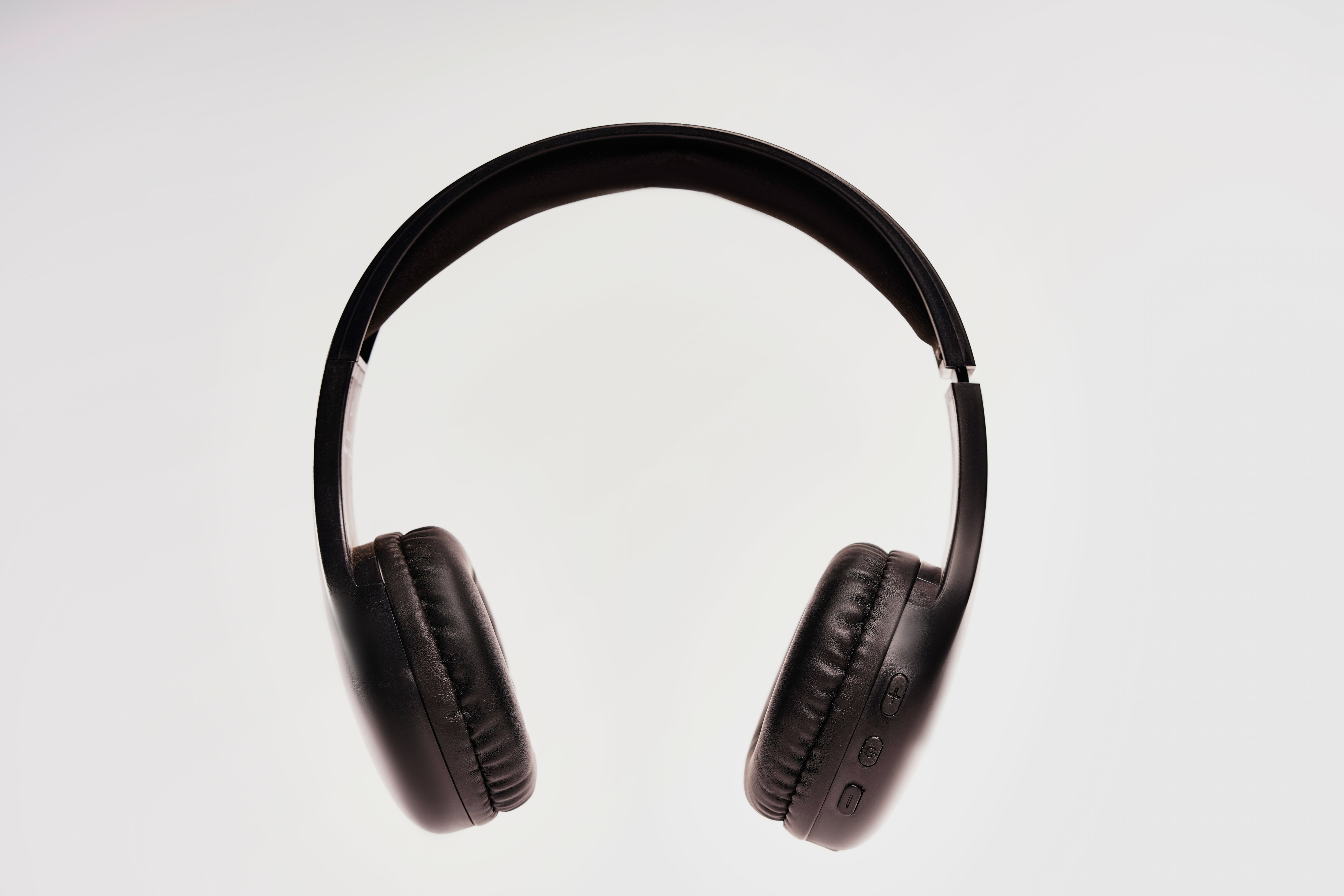 L'avvento Bluetooth Headphone , with Stereo plug , With 40mm Speaker Driver Battery Polymer Li-lon:300mAh  - Black