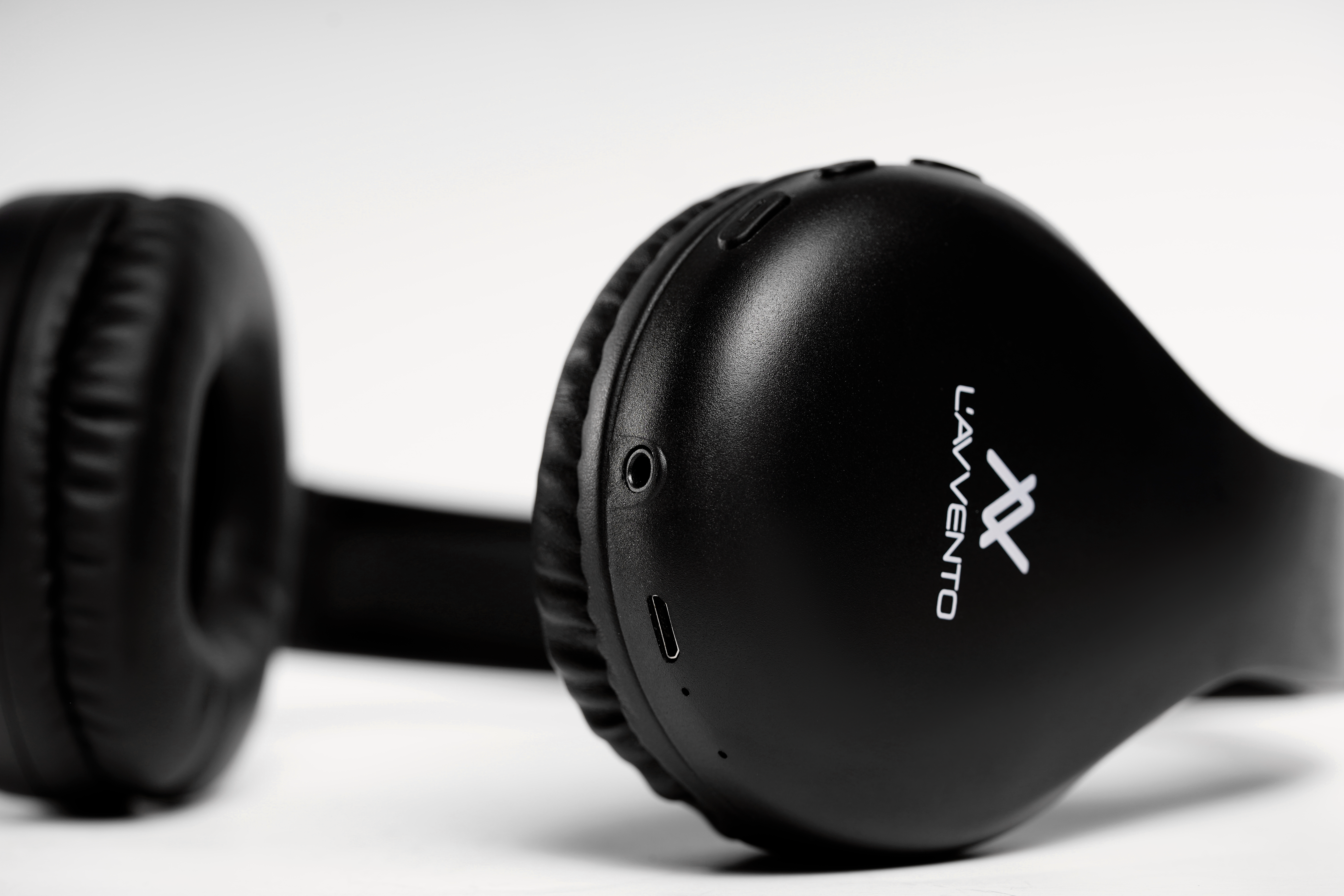 L'avvento Bluetooth Headphone , with Stereo plug , With 40mm Speaker Driver Battery Polymer Li-lon:300mAh  - Black
