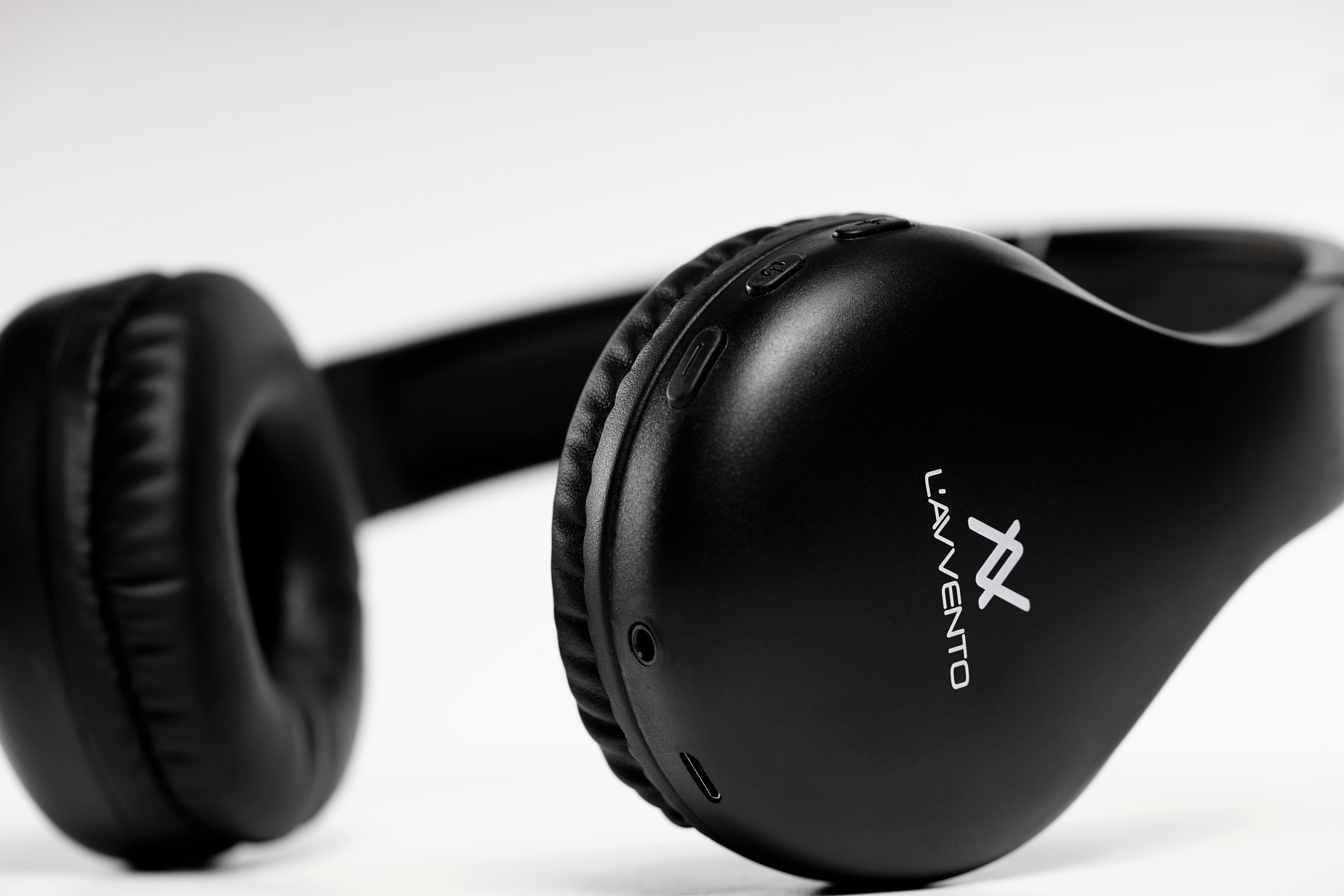 L'avvento Bluetooth Headphone , with Stereo plug , With 40mm Speaker Driver Battery Polymer Li-lon:300mAh  - Black