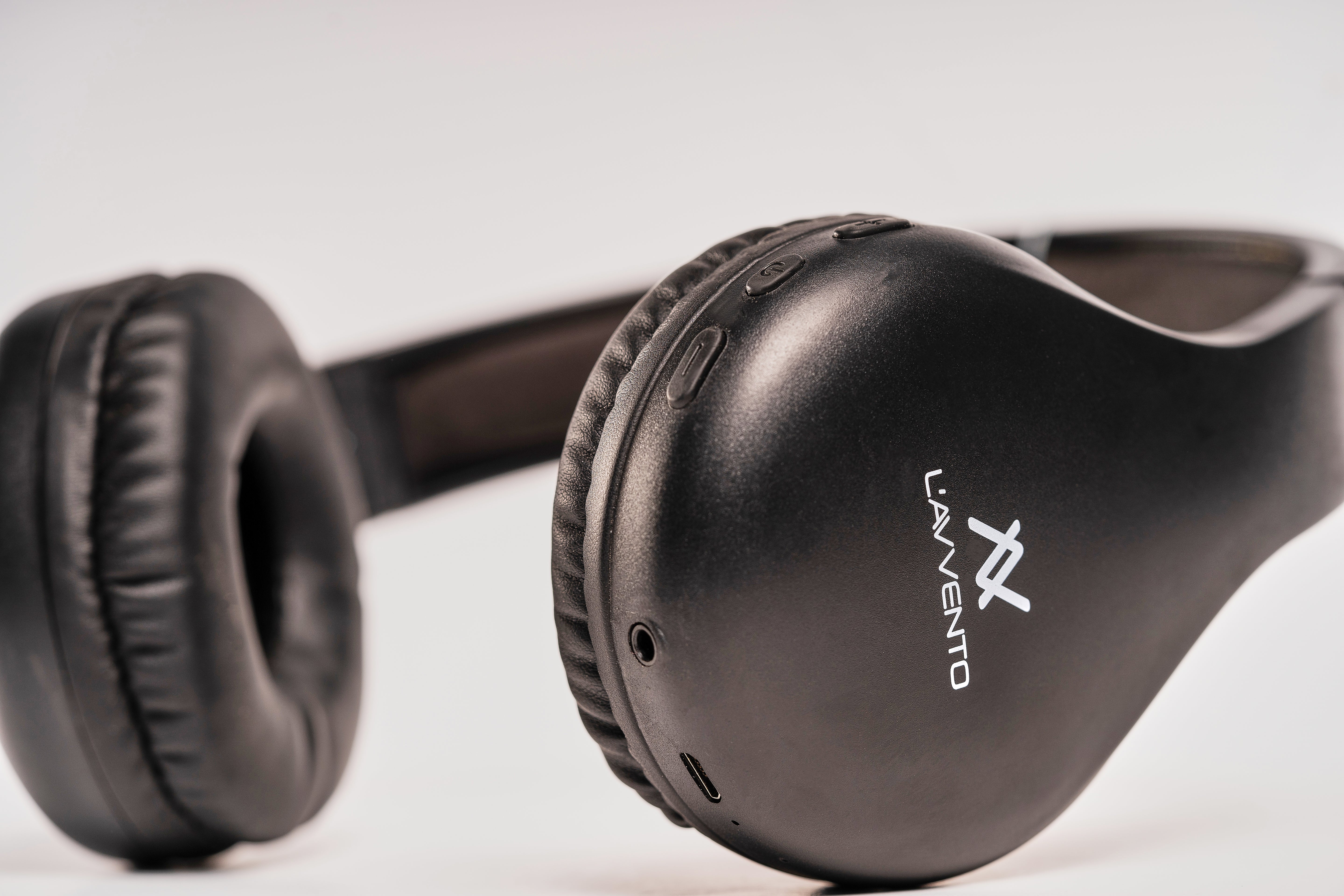 L'avvento Bluetooth Headphone , with Stereo plug , With 40mm Speaker Driver Battery Polymer Li-lon:300mAh  - Black