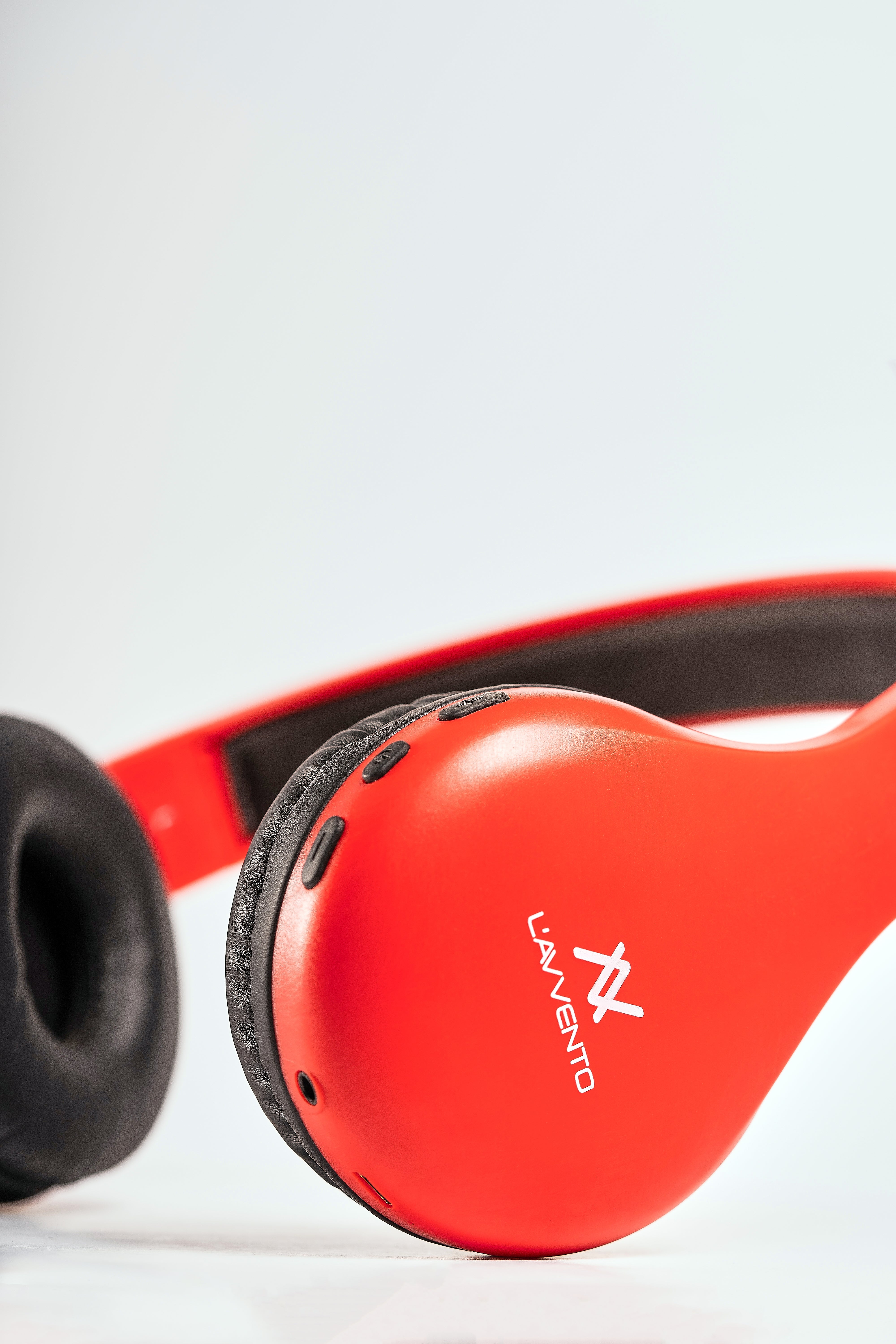 L'avvento Bluetooth Headphone , with Stereo plug , With 40mm Speaker Driver Battery Polymer Li-lon:300mAh  - Red