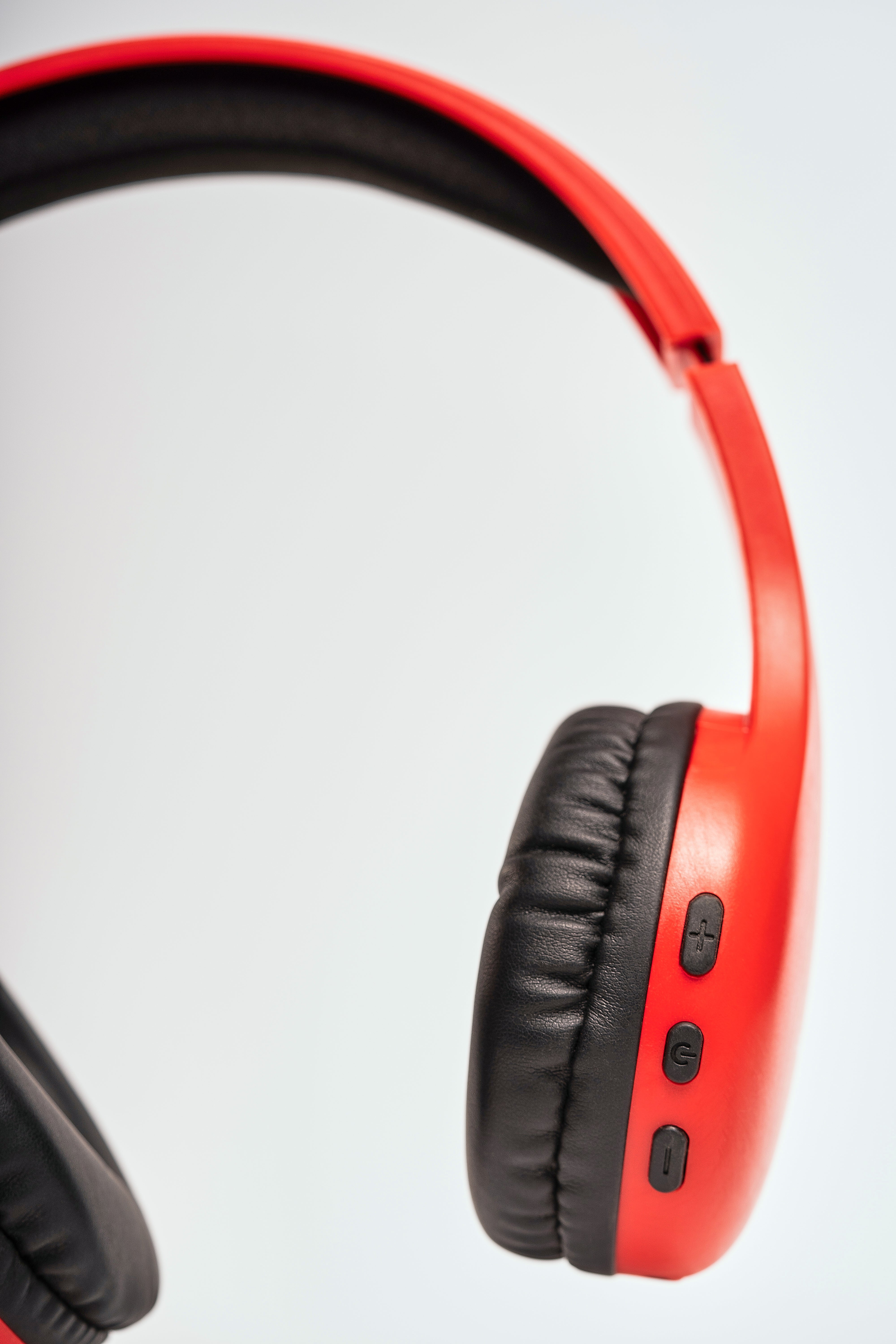 L'avvento Bluetooth Headphone , with Stereo plug , With 40mm Speaker Driver Battery Polymer Li-lon:300mAh  - Red