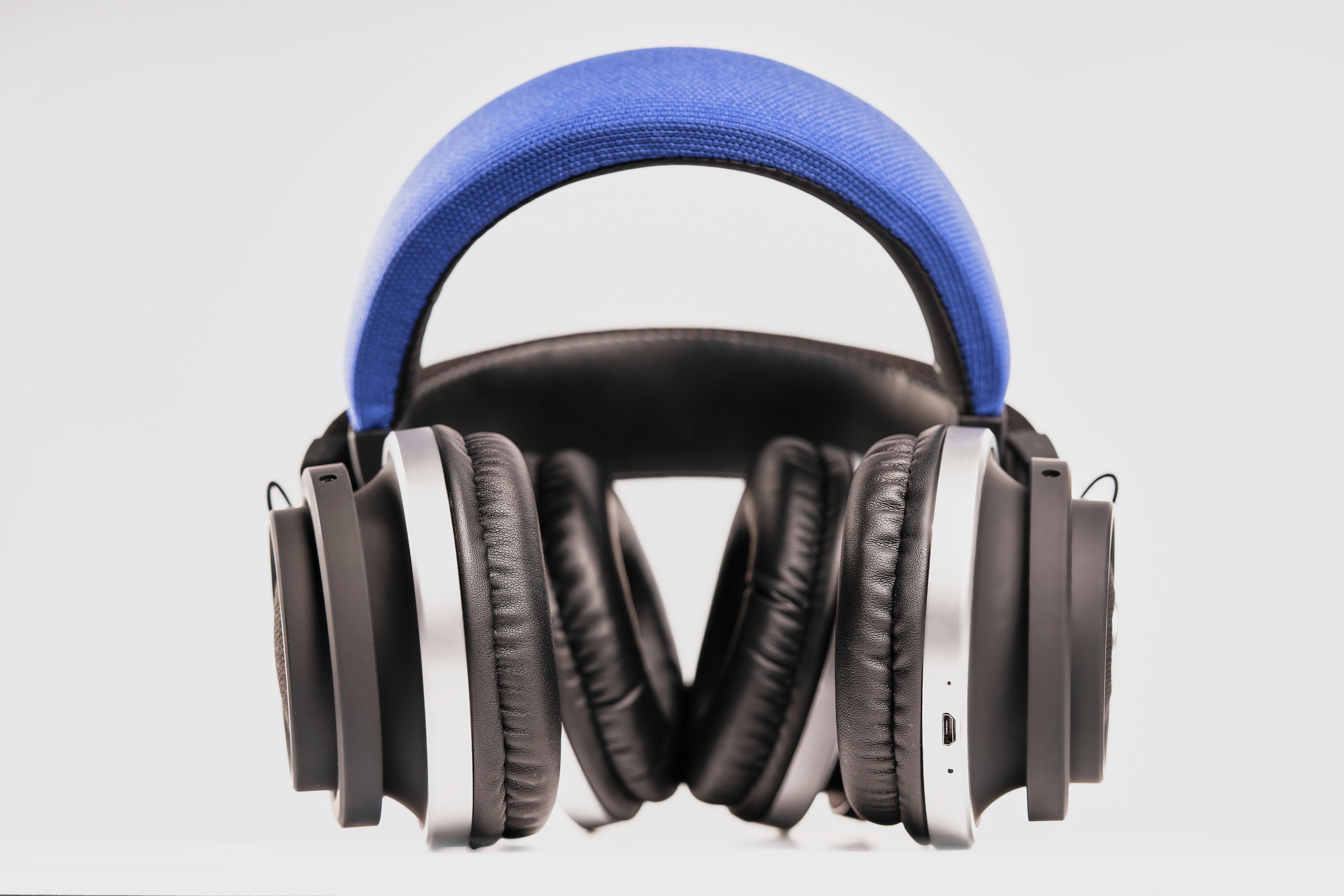 L'avvento Wireless Headphone, Bluetooth 5.0 Headphone,With Metal band and 40mm Speaker size, Padded Leather headband And PU earmuffs. purple